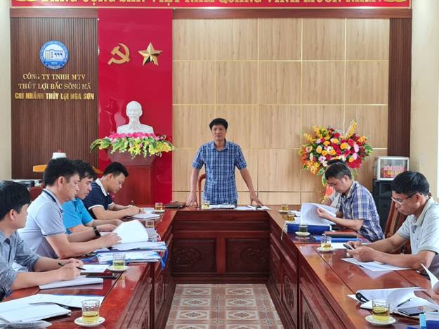 A person standing in front of a group of people sitting at desks

Description automatically generated with medium confidence