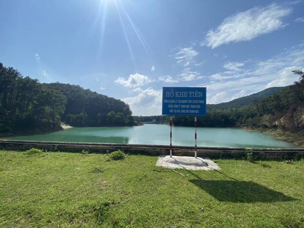 A sign in front of a lake

Description automatically generated with low confidence