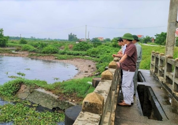 dong-chi-dang-dinh-tuan-giam-doc-cong-ty-cung-doan-cong-tac-di-kiem-tra-cong-trinh-cong-nguyen-trong-dot-chuan-bi-ung-pho-voi-con-bao-so-2.jpg